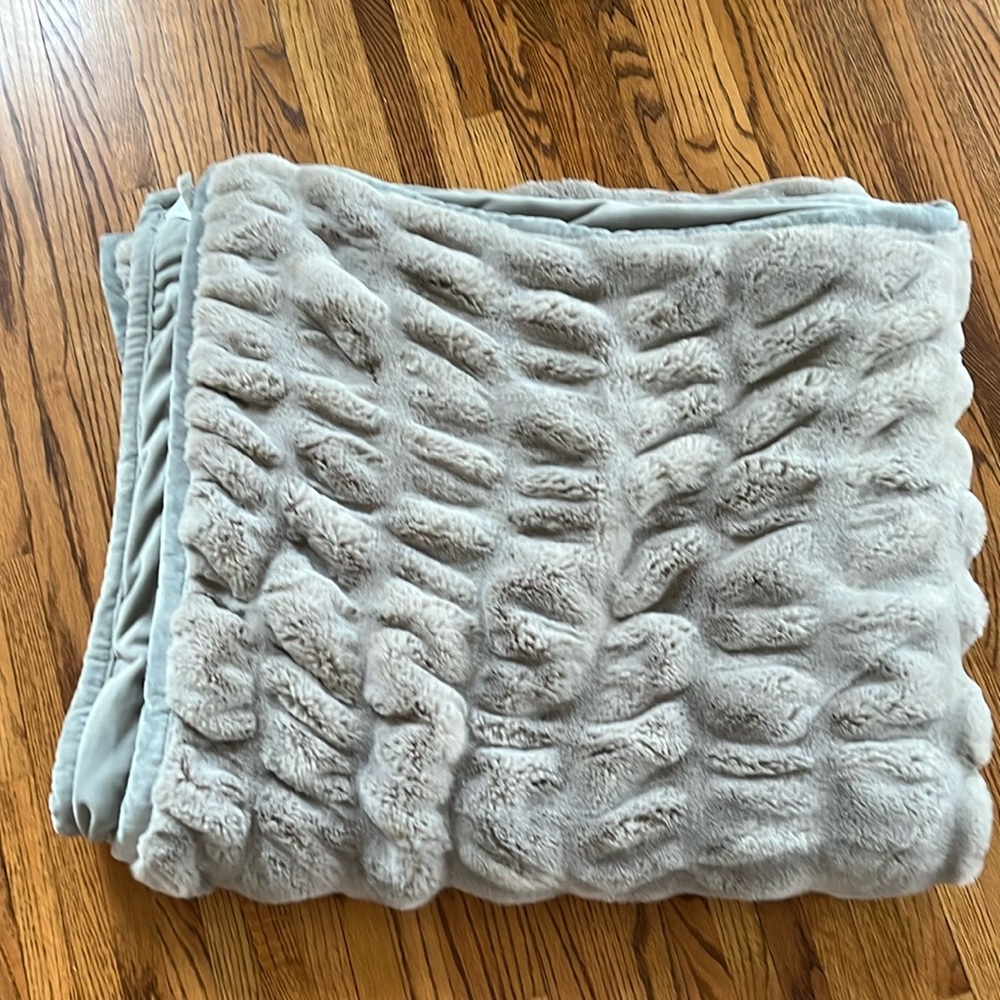 POTTERY BARN Faux Fur Blanket - Gray (50 in x 60 in)